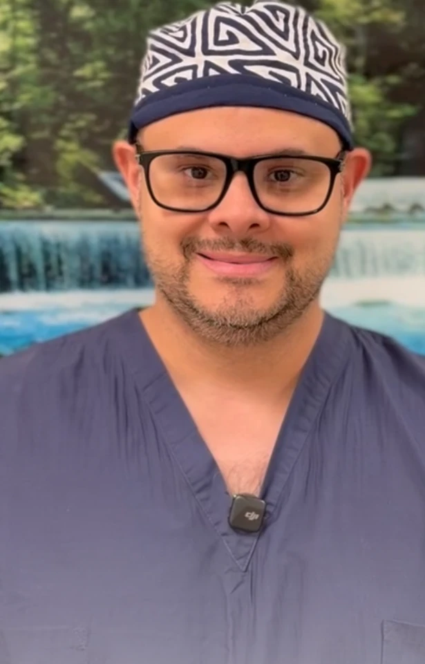 Retrato del Dr. Ricardo Bermúdez, neurocirujano en Panamá
