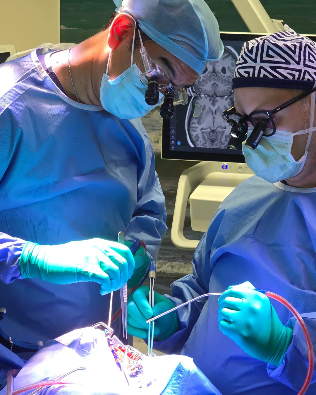 Dr. Ricardo Bermúdez operando con neuronavegación en quirófano